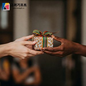 Qua Tang Doi Tac Nuoc Ngoai Cau Noi Van Hoa Va Hop Tac